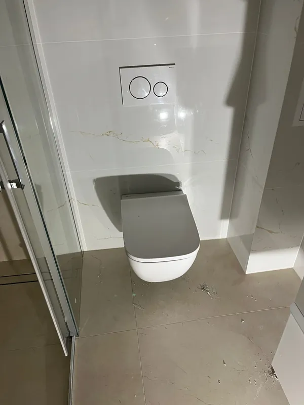 Závesné WC - biely mramor
